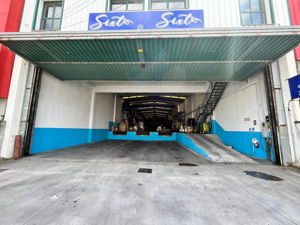 Entrada principal del almacén de Transportes Sixto.