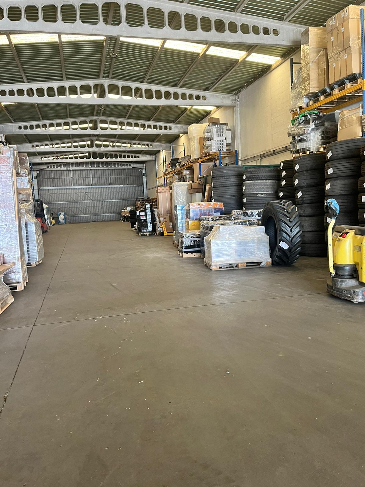 Interior de almacén de Transportes Sixto con mercancías almacenadas.