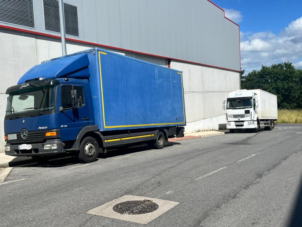 Camiones de Transportes Sixto estacionados.