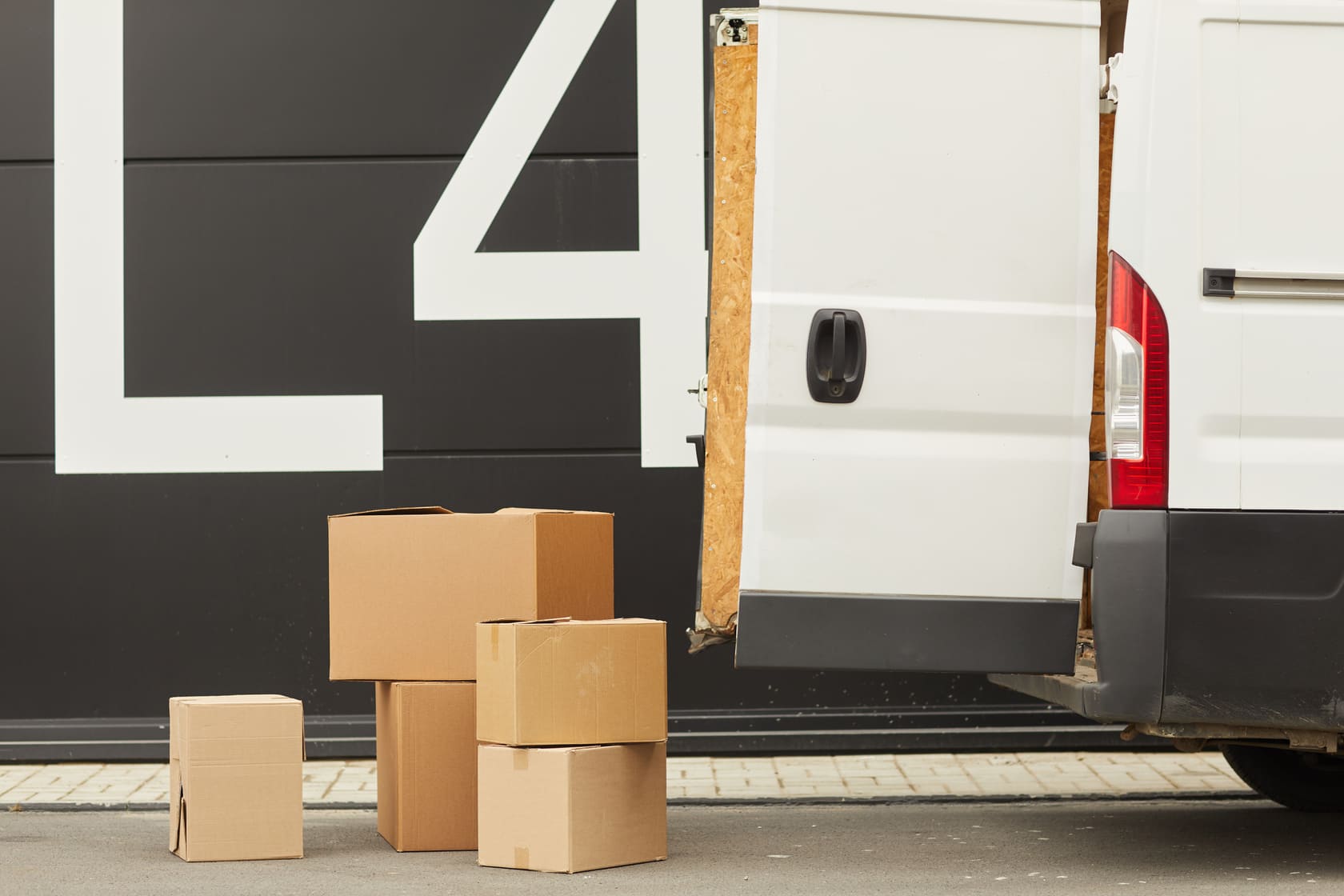 Cajas listas para ser entregadas por Transportes Sixto. Cajas de cartón en la parte trasera de una furgoneta.